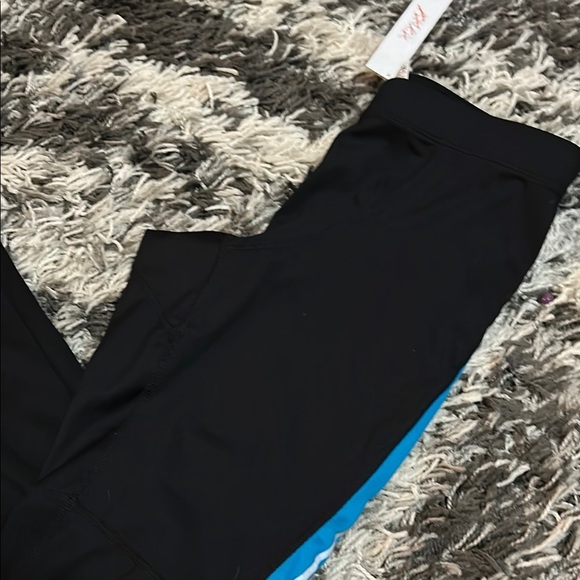 Nike Black and Blue Leggings with Performance Fabric - Picture 4 of 7